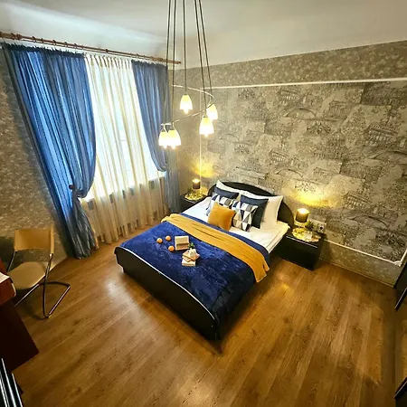 Classic Charm In Old Town With Cathedral Views Lägenhet