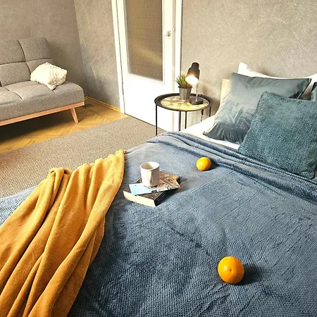 Classic Charm In Old Town With Cathedral Views Lägenhet