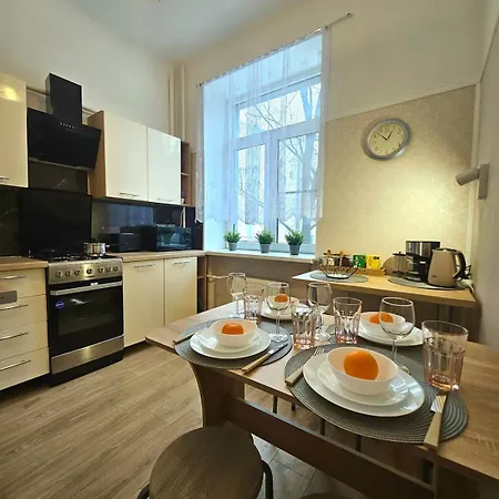 Classic Charm In Old Town With Cathedral Views Lägenhet