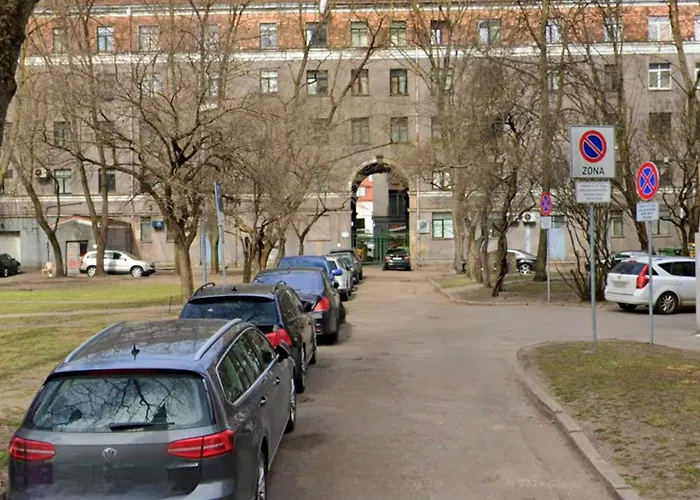 Classic Charm In Old Town With Cathedral Views Lägenhet